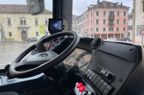 Linea 30, bimbo di 11 anni lasciato a piedi: scoppia la polemica