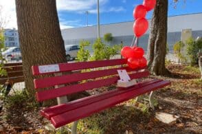 Panchine, fiocchi e nastri per dire “no” alla violenza sulle donne