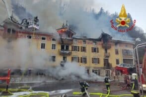 Furioso incendio, distrutto l’albergo Ponte Serra