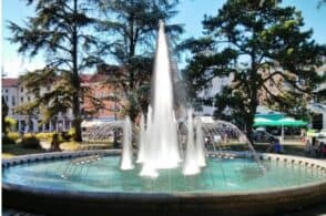 Luci, musica e nessuno spreco d’acqua. In primavera la nuova fontana di Piazza dei Martiri