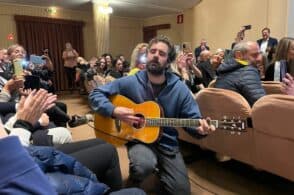 Tommaso Paradiso incanta il Comunale anche senza cantare