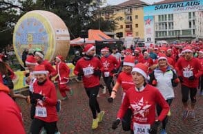 Santa Klaus Running: oltre 500 Babbi Natale sfidano il maltempo