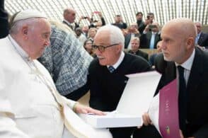 Il Papa e la consegna di un libro speciale: «I cavalli, la mia passione»