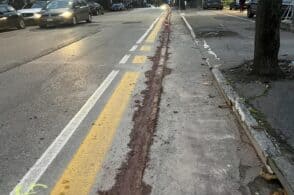 Appello della Fiab a Palazzo Rosso: «Rifate l’asfalto alle ciclabili rotte»