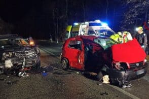 Scontro alla Stanga: due auto accartocciate, tre i feriti