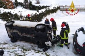 Auto si rovescia, intervengono i pompieri. Miracolati autista e occupanti