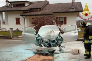 Contro un muretto a Oregne, auto a fuoco