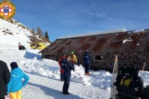 Neve cade dal tetto e sommerge un bambino: illeso