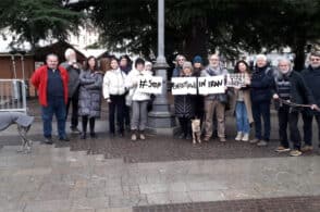 Flashmob contro il regime iraniano. “Insieme per Belluno bene comune” scende in piazza