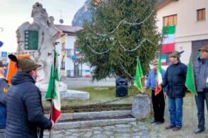 Il libro, la mostra e la festa: più di 300 persone al raduno alpino