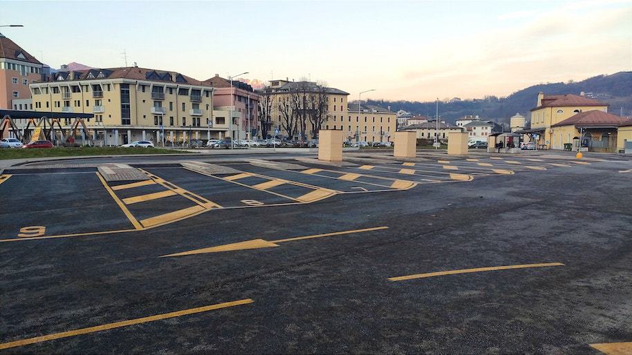 Piazzale della stazione rinnovato Dolomiti Bus gli stalli di fermata