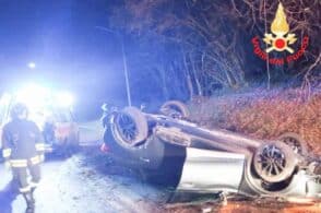 Perde il controllo e l’automobile si ribalta: ferito il guidatore