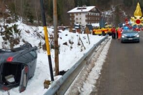 Auto si ribalta su un fianco: intervengono i Vigili del fuoco