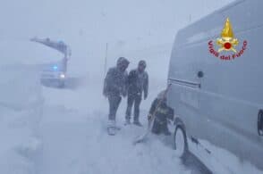 Neve e disagi alla viabilità, vigili del fuoco in azione nella tormenta