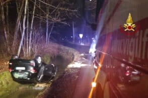 Incidente a Mugnai: auto sottosopra nella roggia, tre feriti
