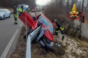 Si infila sul guard rail con l’auto, grave anziano