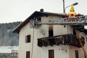 Fiamme alte, il rogo divora il secondo piano di una casa