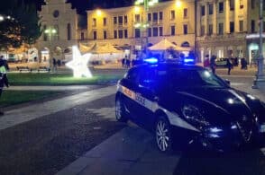 Tenta di spegnere un diverbio, vigile urbano aggredito in centro