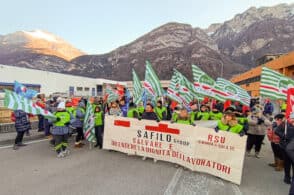 Safilo, duemila in corteo per salvare lo stabilimento di Longarone