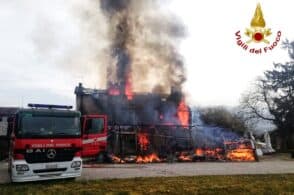 Dopo le fiamme, la solidarietà. Aperto il conto corrente per la famiglia colpita dall’incendio
