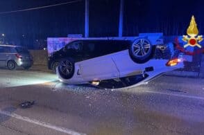 Scontro fra tre automobili, una si ribalta: traffico in tilt
