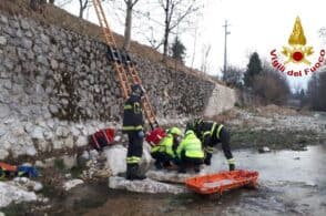 Cade nel torrente, la recuperano i pompieri con l’autoscala