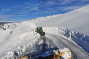 Neve e vento forte: disagi sulle strade, chiuse molte piste