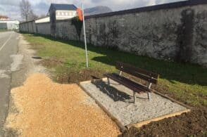 Le “nuove” panchine scatenano polemiche. Fusaro: «Liberi di non sedersi»