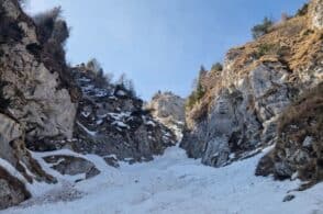 Scivola per 300 metri in fondo a un canale miracolato un escursionista