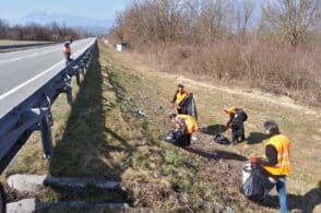 La mattina ecologica funziona: i volontari ripuliscono strade e cunette
