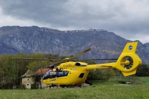 Perde il controllo della vela e si schianta al suolo. Ferito pilota di parapendio