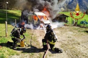 Il furgone prende fuoco, pompieri al lavoro due ore per domare le fiamme