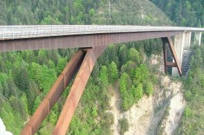 Vuole gettarsi nel vuoto dal Ponte Cadore: suicidio sventato