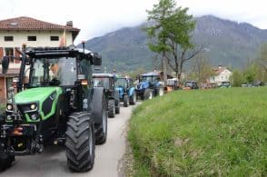 Trattori in corteo: sfilano oltre cinquanta mezzi agricoli