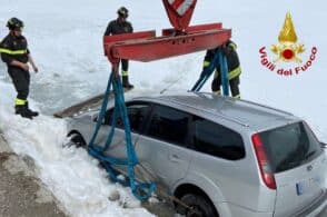 L’auto finisce nel lago di Misurina. Miracolato il conducente