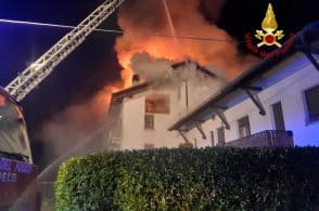 Palazzina a fuoco, tre famiglie evacuate