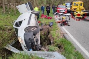 Auto esce di strada e finisce rovesciata nel fosso. Feriti marito e moglie
