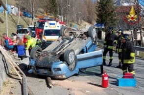 Carambola e l’auto finisce sottosopra. Due i feriti