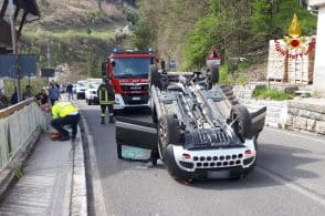 Perde il controllo e l’automobile si ribalta: un ferito lieve