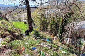 Guanti e sacchi di plastica, i consiglieri comunali puliscono l’area delle scale mobili