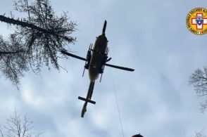 Scialpinista si gira un ginocchio, arriva l’elicottero del Suem
