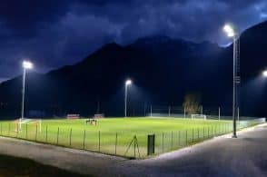 E luce fu: nuova illuminazione al campo sportivo di Soverzene