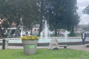 Già danneggiata la fontana di piazza dei Martiri: «Gesto inqualificabile»