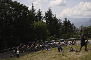 Chioschi improvvisati, feste e goliardia: il colore del Giro sulle strade bellunesi