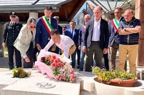 I fiori del Giro per la memoria del Vajont: «Doveroso essere qui»