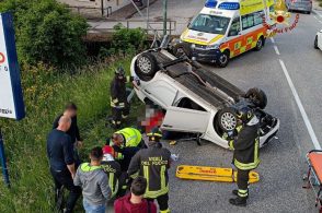 Auto rovesciata, ferito anche un bambino