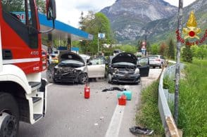 Schianto sulla statale, due feriti e traffico in tilt per ore