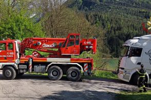 Camion bloccato in riva al lago, serve la gru dei pompieri