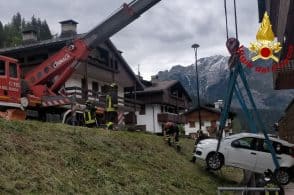 Auto fuori strada, finisce davanti al seminterrato di una casa