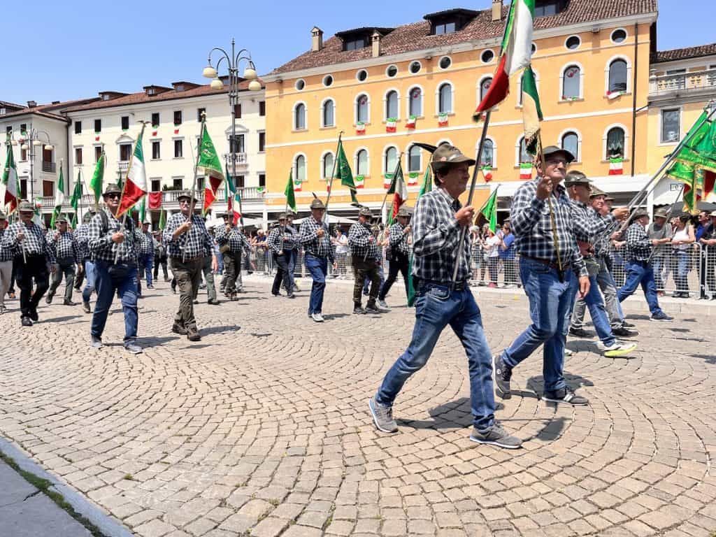 Belluno città alpina, in 25mila per la sfilata delle penne nere - News ...